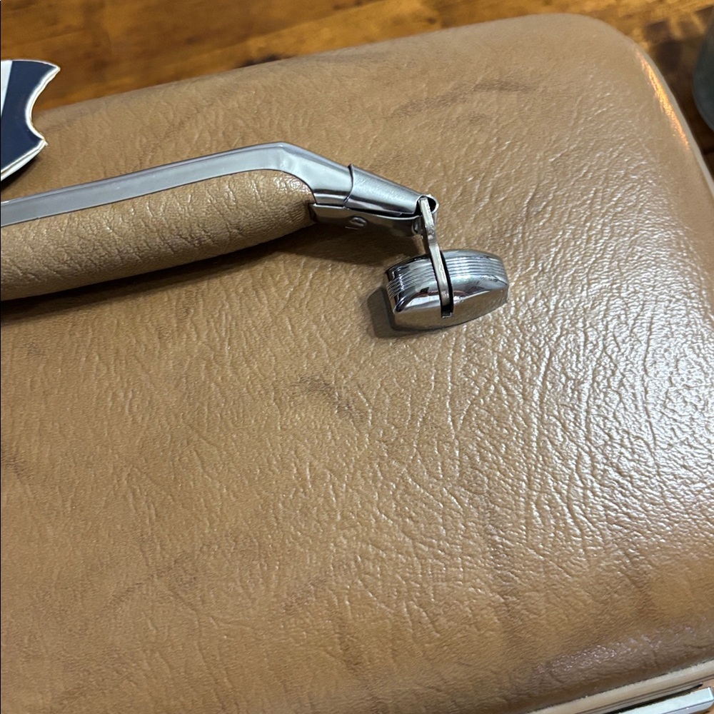 American Tourister Train Case W/ Key - Picture 6 of 6